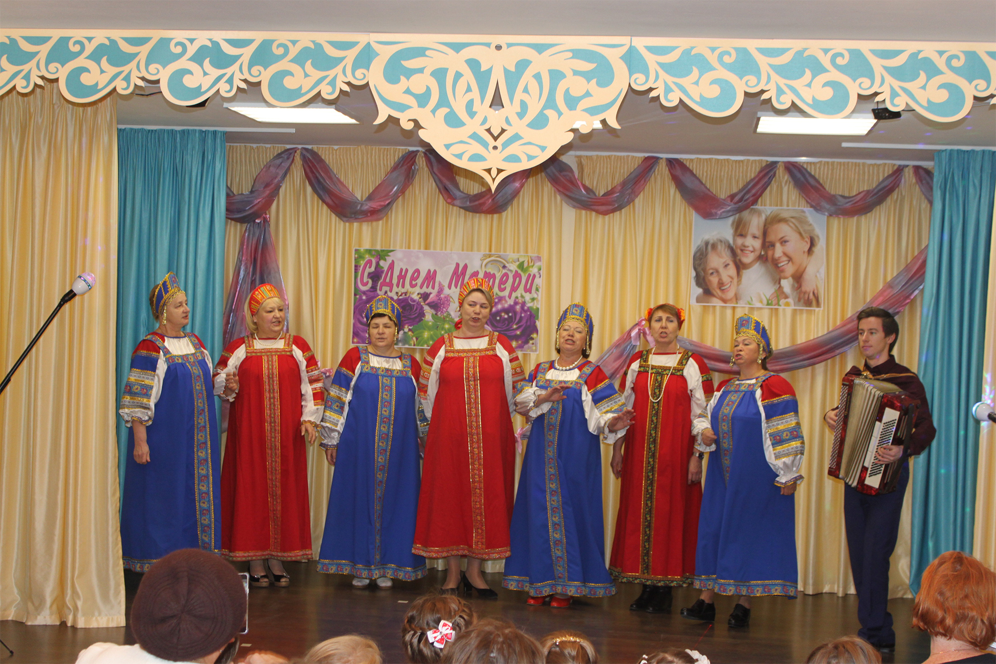 Праздничный концерт, посвященный Дню матери в "Сорокинском клубе"